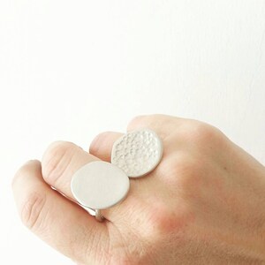 Minimalist Sterling Silver Amulet Stone Ring. Custom Sterling Silver Hammered Ring. Silver statement ring. imagem 3