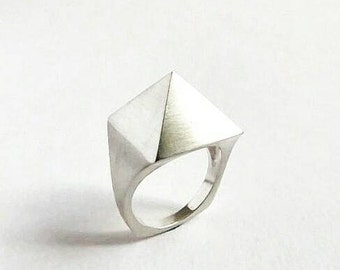 Sterling Silver Pyramid Minimalist Facet Ring. Contemporary Statement Ring. Silver Pyramid Ring.