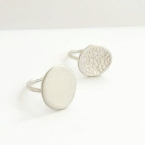 Minimalist Sterling Silver Amulet Stone Ring. Custom Sterling Silver Hammered Ring. Silver statement ring. imagem 2