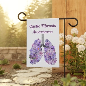 Puede incluir: Una bandera de jardín blanca con el texto "Cystic Fibrosis Awareness" y un diseño floral morado de pulmones.