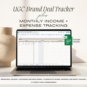 Puede incluir: Un ordenador portátil que muestra una hoja de cálculo de Google Sheets titulada "UGC Deal Income/Expense Tracker". La hoja de cálculo es un rastreador de acuerdos de marca con categorías y menús desplegables para 12 meses de ingresos, gastos y seguimiento de beneficios. El texto "BRAND DEAL TRACKER | CATEGORIES AND DROP-DOWNS | 12 MONTHS OF INCOME, EXPENSES, AND PROFIT TRACKING" se muestra debajo del portátil. El texto "IT'S PRETTY (FOR A SPREADSHEET)" se muestra debajo del texto anterior.