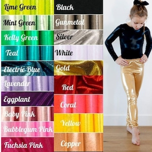 Può includere: Una persona indossa un top nero a maniche lunghe e leggings dorati. L'immagine mostra anche campioni di tessuto in vari colori, tra cui verde lime, nero, verde menta e canna di fucile. Il testo sui campioni indica i nomi dei colori.