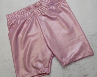 Shorts metalizados rosa polvoriento mate para niños de 2 a 10 años, tallas de bebé de 9 a 12 meses y de 12 a 18 meses. Cantidad limitada y listos para enviar. Shorts de ciclismo.