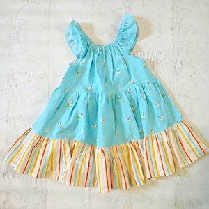 Robe mouette, robe virevoltant à plusieurs niveaux pour les enfants de la taille du bébé à la préadolescente, robe de plage à plusieurs niveaux de style paysan, robe mouette bleue faite main