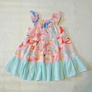Requins, robe tourbillonnante à plusieurs niveaux pour enfant taille bébé à préadolescent, style paysan, oiseaux tourbillonnant, requins colorés et vichy bleu, robe faite main