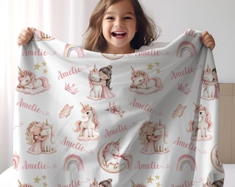 Manta personalizada con nombre de Princesa Unicornio, ideal para decorar la habitación de niñas. Incluye arcoíris, estrellas, flores, coronas y mariposas. Regalo perfecto para baby shower.