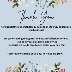 K&ouml;nnte beinhalten: Eine hellblaue Dankeskarte mit Blumenillustrationen oben und unten. Der Text lautet: Thank You for supporting our small family-run shop! We truly appreciate you business! Tag us in your pics @life_sips_styles.