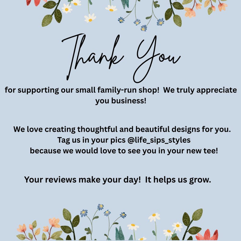 K&ouml;nnte beinhalten: Eine hellblaue Dankeskarte mit Blumenillustrationen oben und unten. Der Text lautet: Thank You for supporting our small family-run shop! We truly appreciate you business! Tag us in your pics @life_sips_styles.