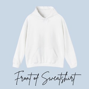K&ouml;nnte beinhalten: Ein einfarbiger, wei&szlig;er Kapuzenpullover mit langen &Auml;rmeln, einer K&auml;ngurutasche auf der Vorderseite und passenden wei&szlig;en Kordelz&uuml;gen am Ausschnitt. Das Kleidungsst&uuml;ck ist vor einem hellblauen Hintergrund mit dem Text Front of Sweatshirt abgebildet.