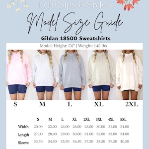 K&ouml;nnte beinhalten: Eine Gr&ouml;&szlig;entabelle f&uuml;r Gildan 18500 Sweatshirts mit dem Titel Lyfe Sips & Styles. Sie zeigt f&uuml;nf Kapuzenpullover in Rosa, Wei&szlig;, Grau, Beige und Wei&szlig;, mit einer Modellgr&ouml;&szlig;e von 173 cm und 66 kg. Eine Tabelle listet Breiten-, L&auml;ngen- und &Auml;rmelma&szlig;e auf.