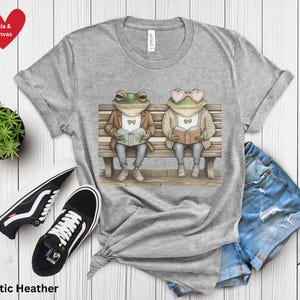 Frosch und Kröte Shirt, Buch-Liebhaber-Shirt, Frosch und Kröte T-Shirt, süßes Frosch T-Shirt, Bibliothekar Shirt, Lehrer Lese Shirt, Cottagecore T-Shirt, Frosch Tshirt Bild 5