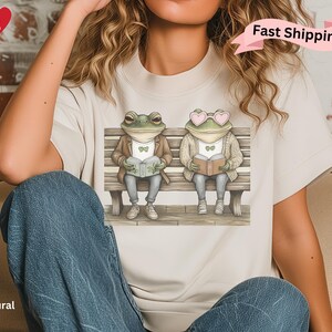 Frosch und Kröte Shirt, Buch-Liebhaber-Shirt, Frosch und Kröte T-Shirt, süßes Frosch T-Shirt, Bibliothekar Shirt, Lehrer Lese Shirt, Cottagecore T-Shirt, Frosch Tshirt Bild 3
