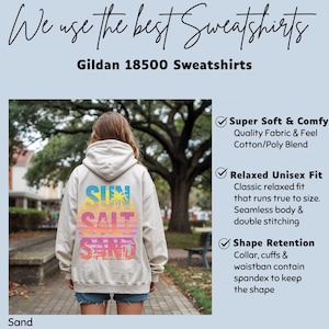 K&ouml;nnte beinhalten: Ein sandfarbener Kapuzenpullover mit einer Grafik auf der R&uuml;ckseite, die den Text SUN SALT SAND in einem Farbverlauf aus Blau, Gelb, Pink und Orange zeigt. Das Design enth&auml;lt Palmensilhouetten. Oben steht der Text We use the best Sweatshirts.