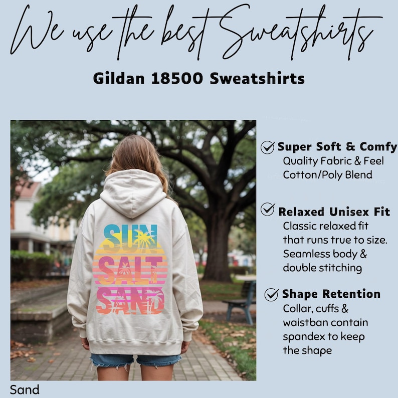K&ouml;nnte beinhalten: Ein sandfarbener Kapuzenpullover mit einer Grafik auf der R&uuml;ckseite, die den Text SUN SALT SAND in einem Farbverlauf aus Blau, Gelb, Pink und Orange zeigt. Das Design enth&auml;lt Palmensilhouetten. Oben steht der Text We use the best Sweatshirts.