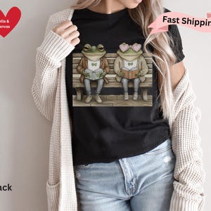 Frosch und Kröte Shirt, Buch-Liebhaber-Shirt, Frosch und Kröte T-Shirt, süßes Frosch T-Shirt, Bibliothekar Shirt, Lehrer Lese Shirt, Cottagecore T-Shirt, Frosch Tshirt Bild 2