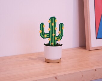 Cactus pixelato con fiori gialli in vaso bianco