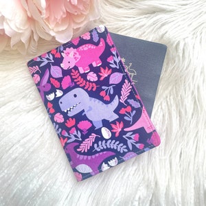 Dinosaure à fleurs sur porte-passeport violet, housse de passeport pour adolescents/adultes, portefeuille pour passeport, étui pour passeport pour filles, cadeau de voyage pour enfants image 1