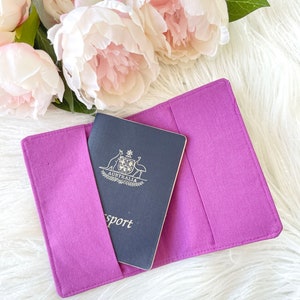 Dinosaure à fleurs sur porte-passeport violet, housse de passeport pour adolescents/adultes, portefeuille pour passeport, étui pour passeport pour filles, cadeau de voyage pour enfants image 2