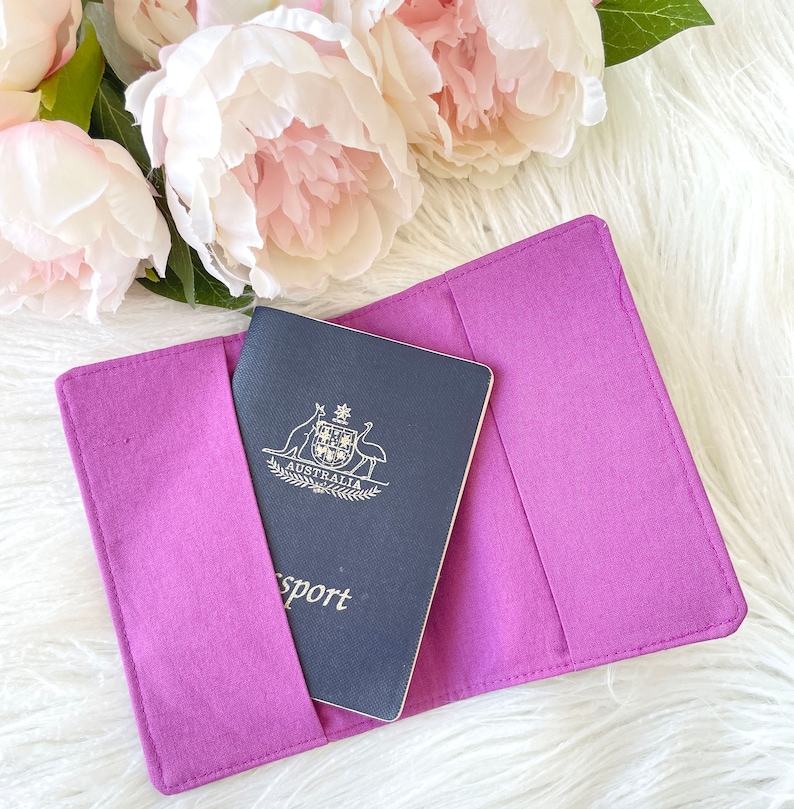Dinosaure à fleurs sur porte-passeport violet, housse de passeport pour adolescents/adultes, portefeuille pour passeport, étui pour passeport pour filles, cadeau de voyage pour enfants image 2