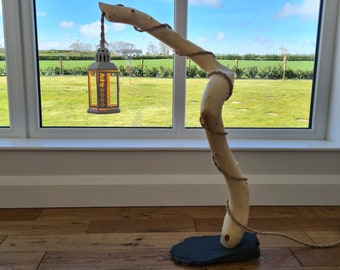 Tafellamp gemaakt van drijfhout met een natuurstenen voet.