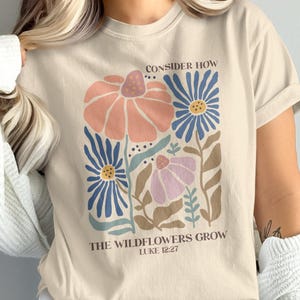 Overweeg hoe de wilde bloemen groeien T-shirt, Luke 12:27 bloemen T-shirt, religieus shirt, inspirerend bloemenshirt, shirt bijbelvers