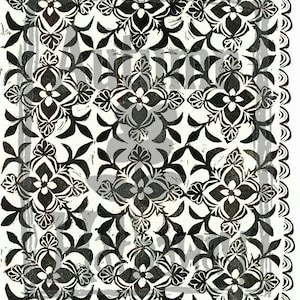 Op de afbeelding: Zwart-wit patroontextiel met een herhalend bloemmotief. Het patroon bevat gestileerde bloemen en bladeren, waardoor een symmetrische en sierlijke compositie ontstaat. De randen zijn afgewerkt met een geschulpte rand.