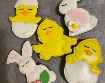 Gâteaux ukrainiens faits maison. Gâteau de Paques. Des biscuits sucrés. Lapins Poulets et autres