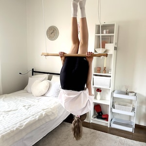 Barre de traction en bois massif en chêne pour adolescents et adultes, idéale pour la musculation à domicile, la callisthénie et l'entraînement de force.