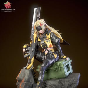 Pode incluir: Figura detalhada de uma personagem feminina em equipamento tático, segurando uma arma grande. A figura está posada sobre uma rocha e uma caixa verde. A personagem usa um traje amarelo e preto com calças camufladas. O texto "PRE-SUPPORTED IN LYCHEE" é visível.