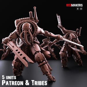 Op de afbeelding: Bruine, gedetailleerde miniatuurfiguren van futuristische krijgers met grote zwaarden. De figuren hebben ingewikkelde mechanische ontwerpen en zijn in dynamische actie geposeerd. De tekst "5 UNITS PATREON & TRIBES" staat onderaan.