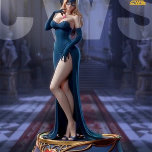 Może przedstawiać: Szczegółowa figurka kobiety w ciemnoniebieskiej sukni bez ramiączek z wysokim rozcięciem, długimi rękawiczkami i maską. Figurka stoi na ozdobnej podstawie z klejnotem w kształcie serca. Obraz zawiera tekst "PATREON.COM|CHICKENWAR".