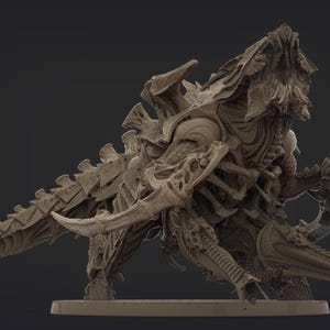 Può includere: Miniatura beige dettagliata di una creatura con un complesso design insettoide. Il modello presenta artigli affilati, arti segmentati e una coda appuntita. La figura è posizionata su una piccola base rettangolare.