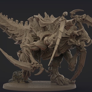 Peut inclure: Figurine miniature beige représentant une créature squelettique à l'aspect insectoïde. Elle présente de grandes lames incurvées, de multiples membres et un exosquelette texturé. La figurine est posée sur une base circulaire.