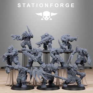 Puede incluir: Un conjunto de figuras en miniatura grises, posiblemente para juegos de mesa, se exhiben en una plataforma escalonada. Las figuras están en poses dinámicas, sosteniendo armas como espadas, pistolas y hachas. El texto "STATIONFORGE" y un logotipo de calavera son visibles.