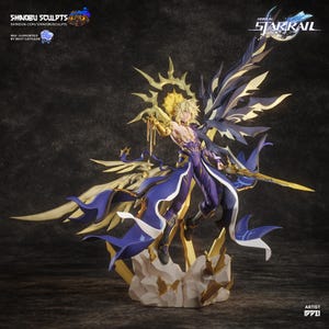 Può includere: Statuetta dettagliata di un personaggio di Honkai: Star Rail. La figura è in posa dinamica, con accenti blu e oro fluenti. La figura è su una base rocciosa. La figura ha una spada e un'aureola. Il testo "HONKAI STAR RAIL" è visibile.