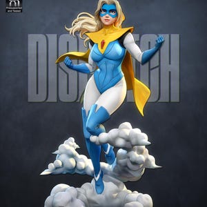 Może przedstawiać: Szczegółowa figurka żeńskiej superbohaterki w dynamicznej pozie, stojącej na chmurach. Nosi niebiesko-biały kostium, żółtą pelerynę i niebieską maskę. Słowo "DISPATCH" jest w tle.