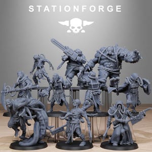 Puede incluir: Colección de figuras en miniatura grises, incluyendo guerreros con armas como motosierras y guadañas. Las figuras están sobre bases transparentes, con la palabra "STATIONFORGE" y un logotipo de calavera en la parte superior.