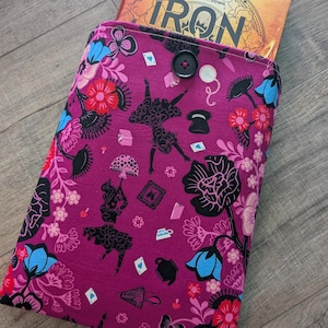 Funda acolchada para libro de Alicia en el País de las Maravillas