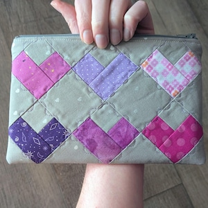 Estuche con cremallera con corazones morados y grises