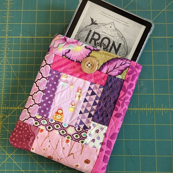 Matriochka rose pourpre pour Kindle en papier avec pochette blanche