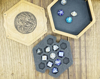 Celtic Dragon Würfelbox - Sechseckige Würfelbox aus Holz und Leder mit Schaumstoffeinlage und magnetischem Deckel, perfekt für Dnd und Wargames