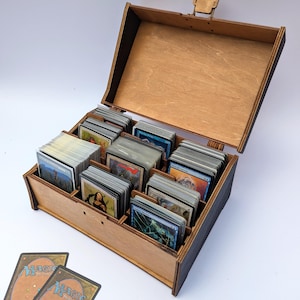 Boîte de rangement en bois pour plus de 600 cartes avec pochettes - Avec séparateurs internes - Magic, Lorcana, jeux de société, TCG. Personnalisez-le avec votre design.