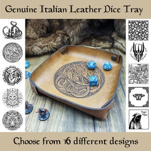 Può includere: Un vassoio da gioco in pelle marrone con un design a nodo celtico e dadi blu. Il vassoio è realizzato in vera pelle italiana ed è disponibile in 16 diversi design. Scegli tra 16 diversi design.