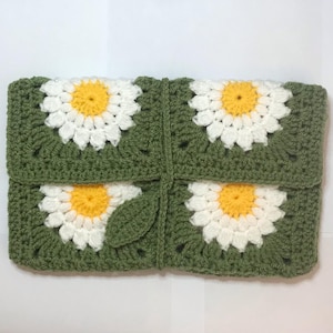 Copertina per libro con margherita all'uncinetto / Copertina con fiore fatta a mano / Borsa personalizzata Sunburst / Copertina per libro con girasole