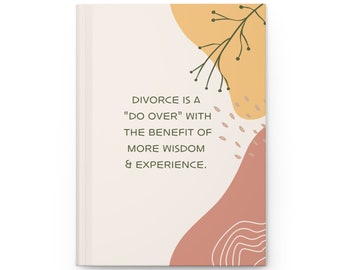 以下が含まれることがあります： 離婚に関する引用が書かれたベージュのジャーナル。引用は「離婚は、より多くの知恵と経験を得るという利点を持つ「やり直し」です。」と書いてあります。背景には、桃色と黄色の抽象的な形と緑の葉の枝があります。