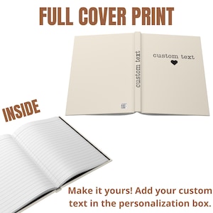 Op de afbeelding: Een open notitieboek met gelinieerde pagina's, met een cr&egrave;mekleurige kaft met de tekst "custom text" en een zwart hart. De rug heeft ook "custom text". De woorden "FULL COVER PRINT" en "INSIDE" zijn zichtbaar.