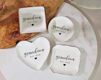 Grandma Ring Dish, Grandma Est 2026 Jewelry Tray, New Grandma Gift, Pregnancy Announcement Keepsake, Grandma Birthday Gift for Her