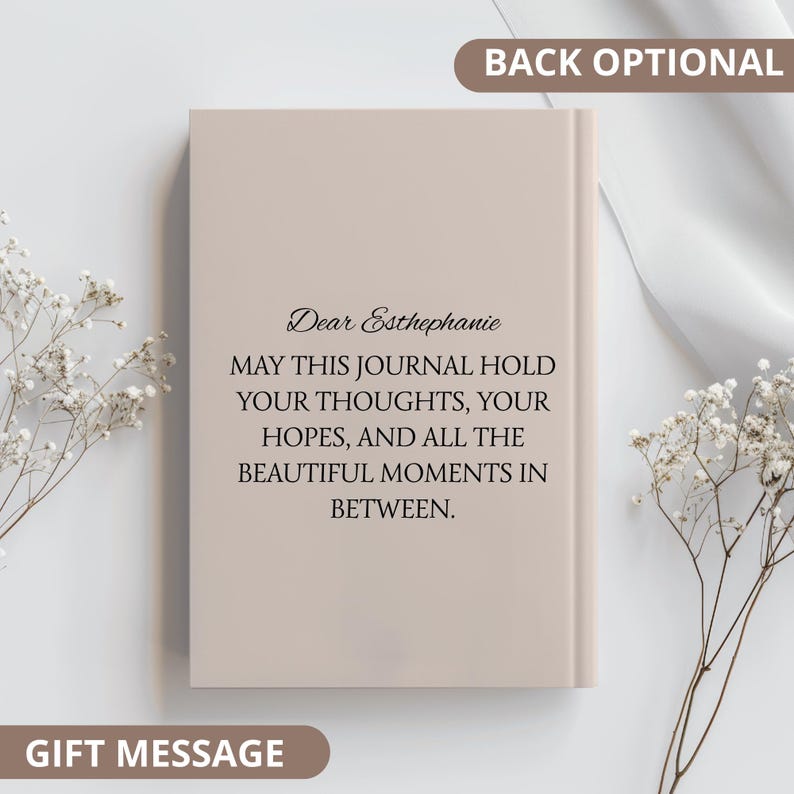 Op de afbeelding: Een beige notitieboek met de tekst "Dear Esthephanie, May this journal hold your thoughts, your hopes, and all the beautiful moments in between." De woorden "Back Optional" en "Gift Message" zijn ook zichtbaar.
