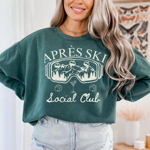 Apres Ski Club Crewneck Sweatshirt | Vintage Retro Skiing Pullover | Trendy Oversized Unisex Sweater for Ski Trips or Bachelorette Parties