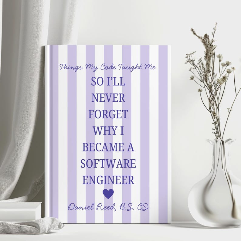 Op de afbeelding: Een boek met een lavendel-wit gestreepte kaft. De tekst op de kaft luidt "Things My Code Taught Me", gevolgd door "SO I'LL NEVER FORGET WHY I BECAME A SOFTWARE ENGINEER." De naam van de auteur en zijn diploma zijn ook zichtbaar. Een vaas met gedroogde bloemen staat op de achtergrond.